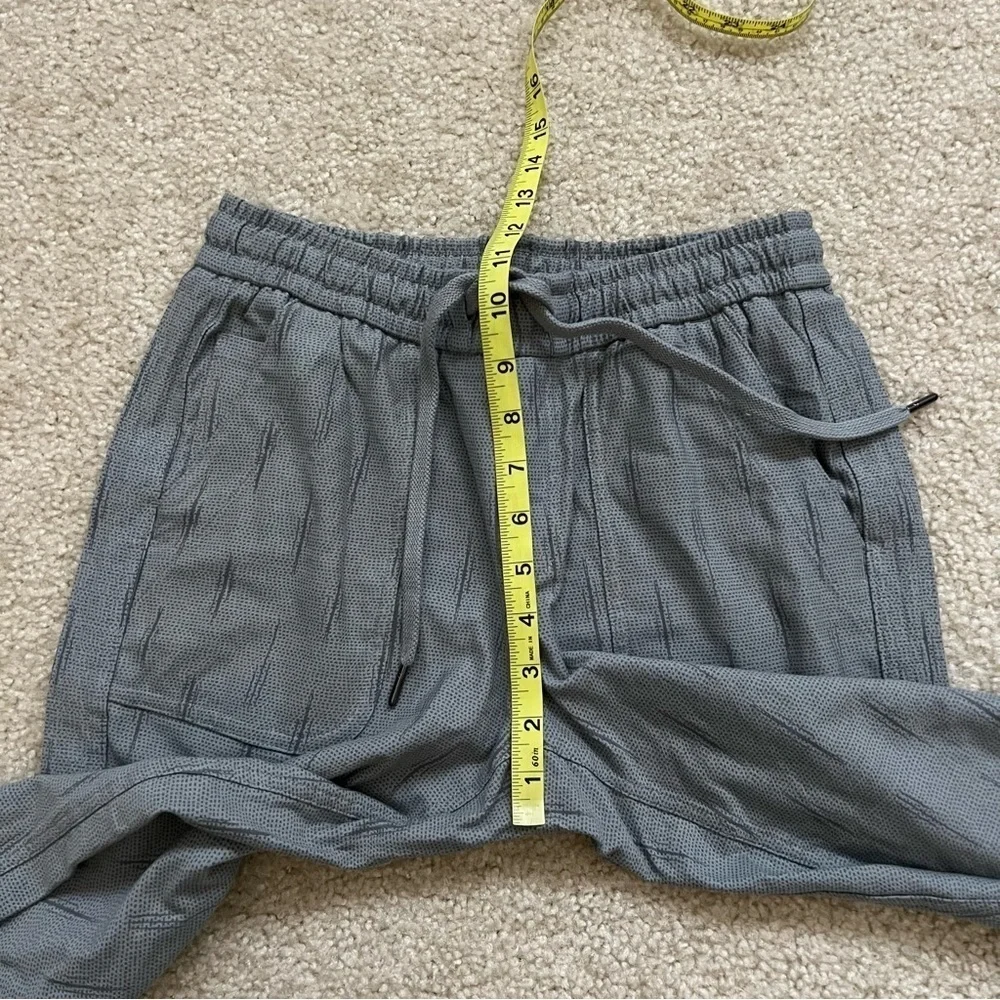 Athleta Farallon Printed Jogger Pants Women’s Size 2P Gray S/657547 $89 Active,